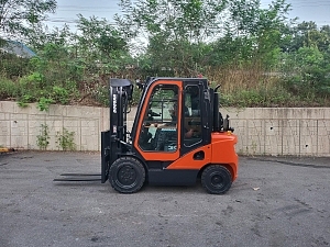 중고지게차 두산 D30S-7 (2,98톤) 3단 디젤지게차(캐빈,자동발,통타이어) 
