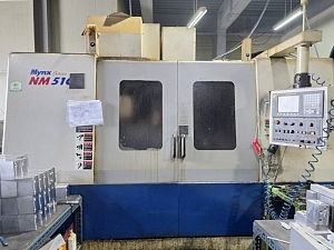 두산 5호 수직머시닝센터 NM510/BT40 2007년 바이스외 사용공구